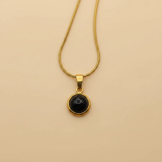 Collier minimaliste doré avec pendentif rond noir