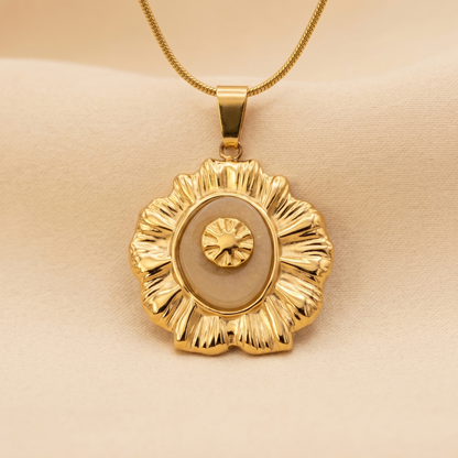 Vintage White Flower Pendant Necklace