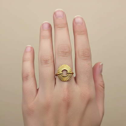 Bague ouverte réglable en or – Motif soleil minimaliste