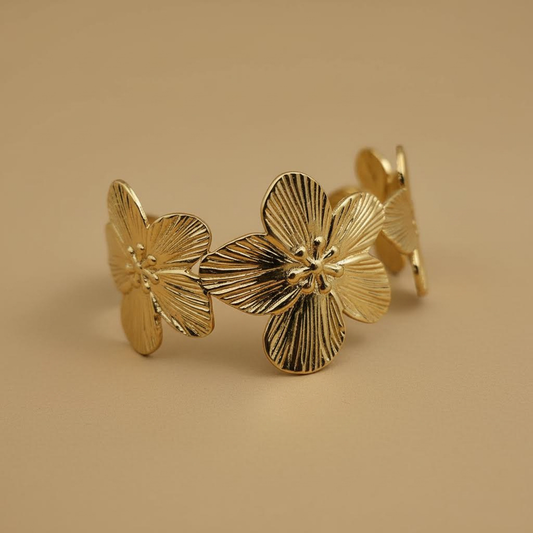 Bracelet manchette doré texturé à motif floral – Jonc gravé motif fleur