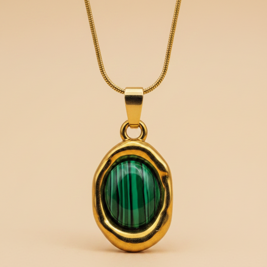 Collier pendentif ovale en pierre verte